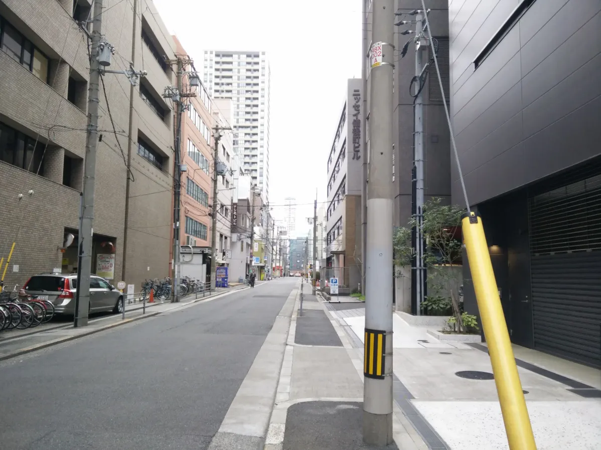 And then turn right, into the alley.